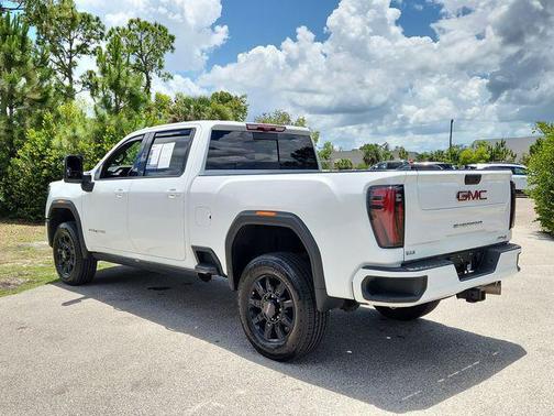 Summit White 2024 GMC Sierra 2500 AT4