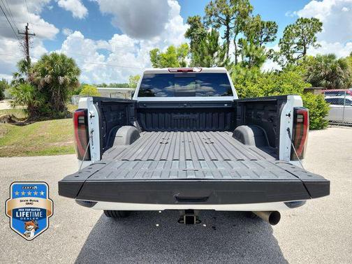 Summit White 2024 GMC Sierra 2500 AT4