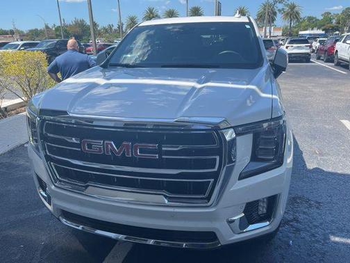 White Frost Tricoat 2023 GMC Yukon SLT