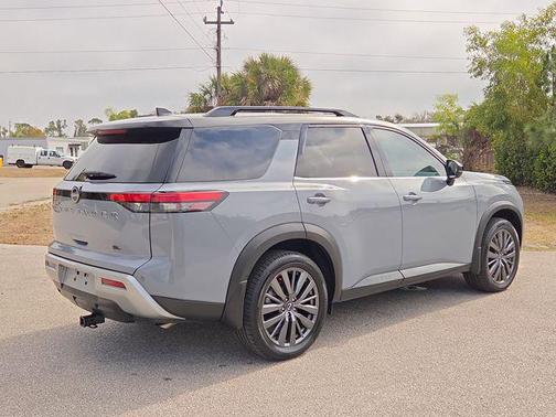 2022 Nissan Pathfinder SL 2WD