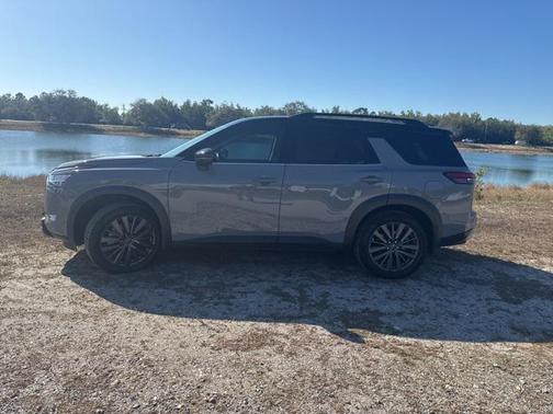 2022 Nissan Pathfinder SL 2WD