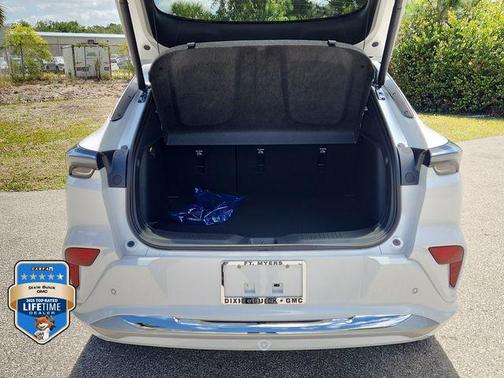 White Frost Tricoat 2026 Buick Envista Avenir FWD