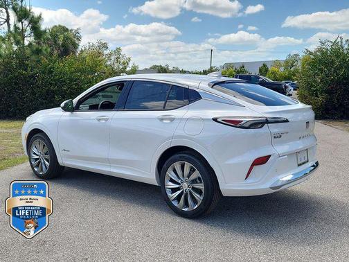 White Frost Tricoat 2026 Buick Envista Avenir FWD