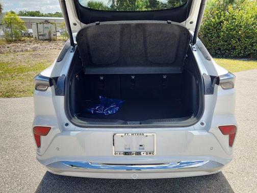 White Frost Tricoat 2026 Buick Envista Avenir FWD