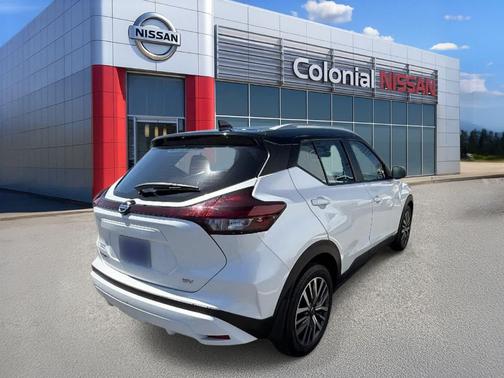 Aspen White/Super Black 2021 Nissan Kicks SV