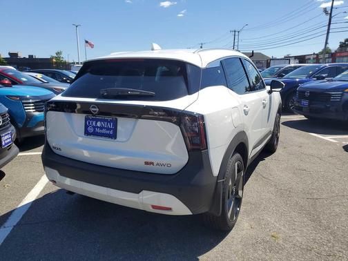 2025 Nissan Kicks SR
