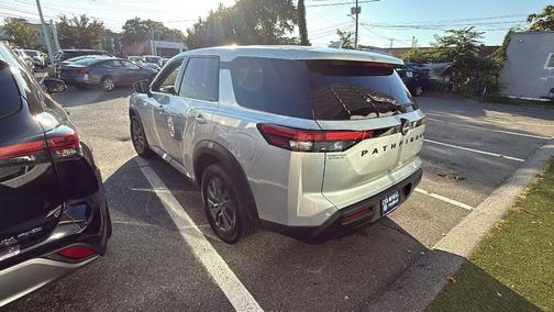 2022 Nissan Pathfinder S 4WD