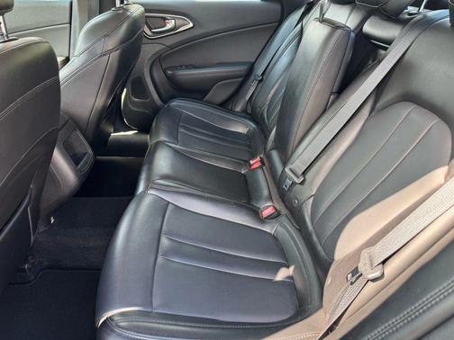 2017 Chrysler 200 Limited