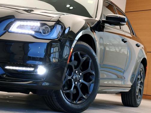 2023 Chrysler 300 Touring L