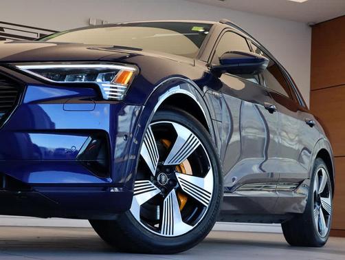 2022 Audi e-tron Premium Plus