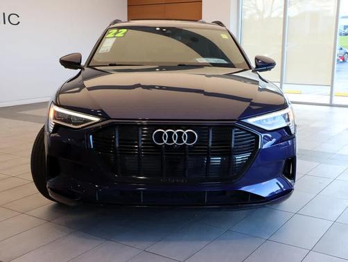 2022 Audi e-tron Premium Plus