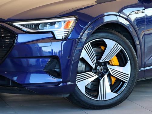 2022 Audi e-tron Premium Plus