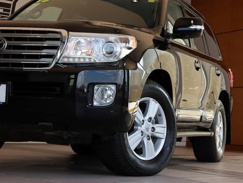 2013 Toyota Land Cruiser V8