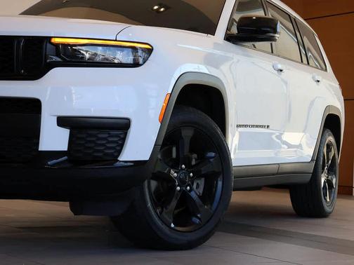 Bright White Clearcoat 2023 Jeep Grand Cherokee L Laredo