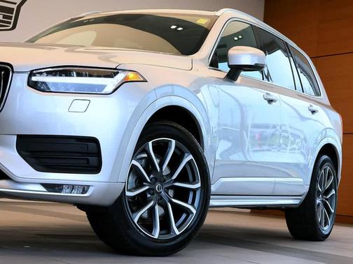 Bright Silver Metallic 2021 Volvo XC90 T6 Momentum 6 Passenger