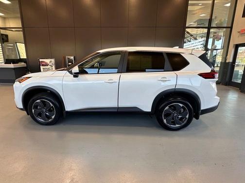 Everest White Pearl 2024 Nissan Rogue SV
