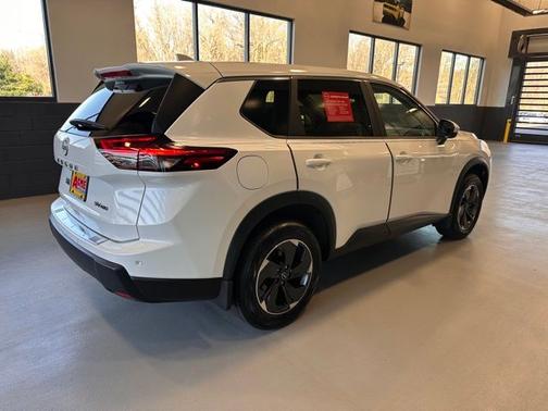 Everest White Pearl 2024 Nissan Rogue SV