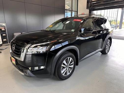 2022 Nissan Pathfinder SL