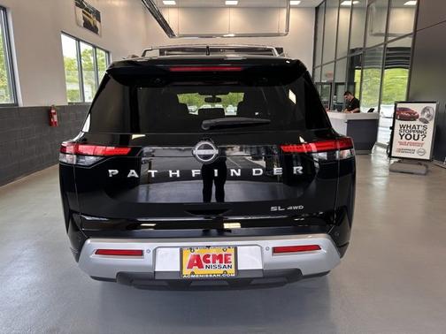2022 Nissan Pathfinder SL