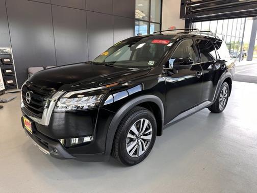 2022 Nissan Pathfinder SL