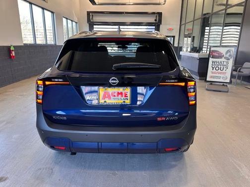 Deep Blue Pearl/Gun Metallic 2025 Nissan Kicks SR