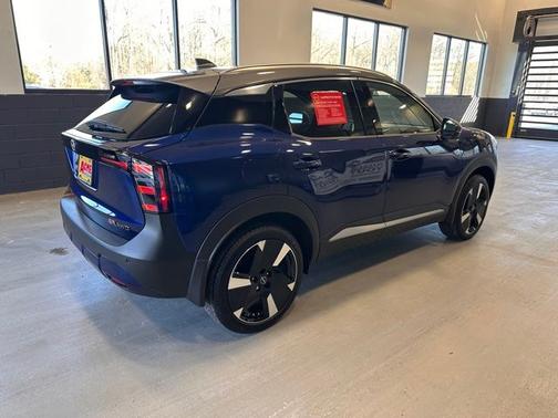 Deep Blue Pearl/Gun Metallic 2025 Nissan Kicks SR