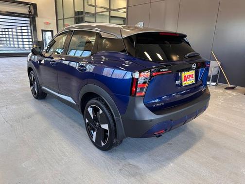 Deep Blue Pearl/Gun Metallic 2025 Nissan Kicks SR