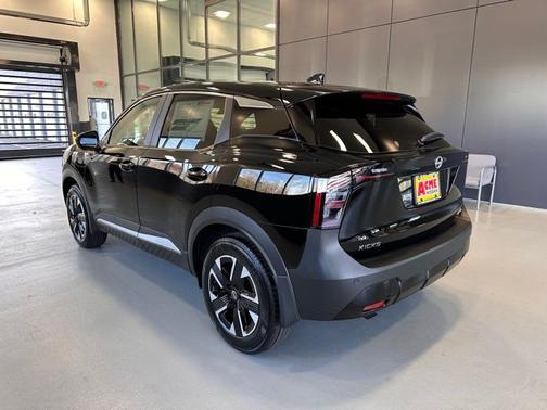 Super Black 2025 Nissan Kicks SV