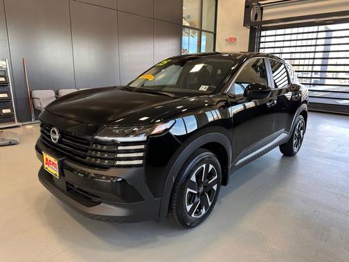 Super Black 2025 Nissan Kicks SV
