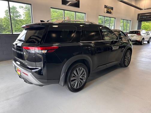 Super Black 2025 Nissan Pathfinder SL