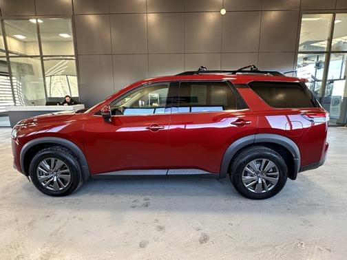 2022 Nissan Pathfinder SV