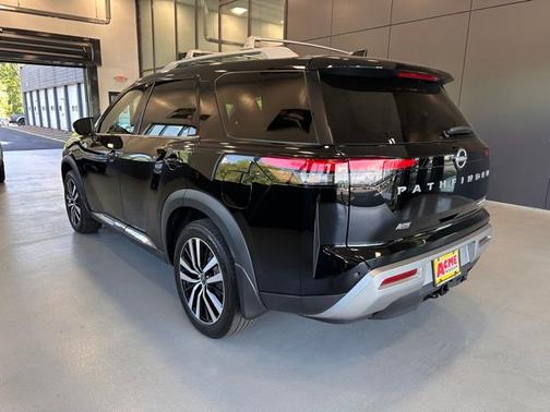 Super Black 2024 Nissan Pathfinder Platinum