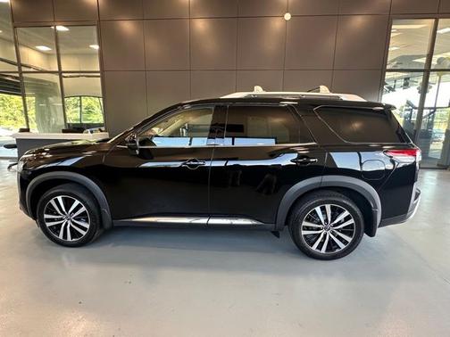 Super Black 2024 Nissan Pathfinder Platinum