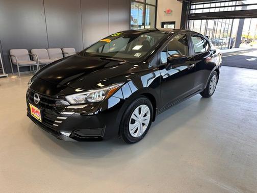 Super Black Metallic 2025 Nissan Versa 1.6 S