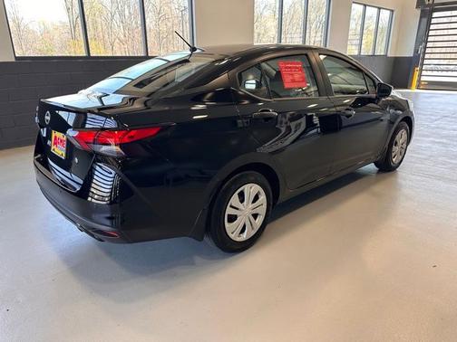 Super Black Metallic 2025 Nissan Versa 1.6 S