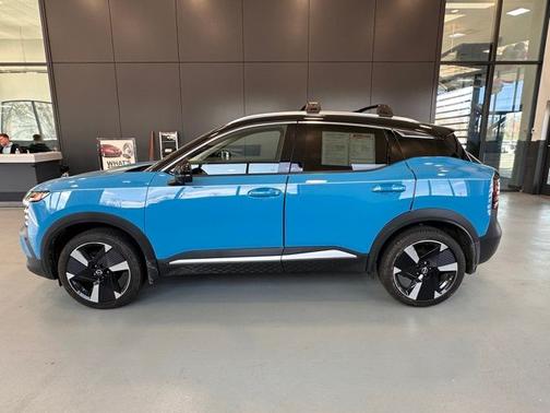 Arctic Ice Blue Metallic/Super Black 2025 Nissan Kicks SR