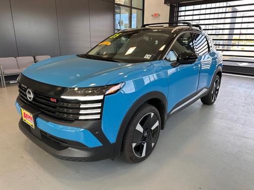Arctic Ice Blue Metallic/Super Black 2025 Nissan Kicks SR