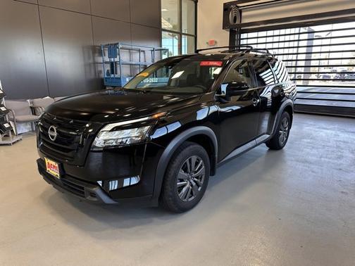 2023 Nissan Pathfinder SV