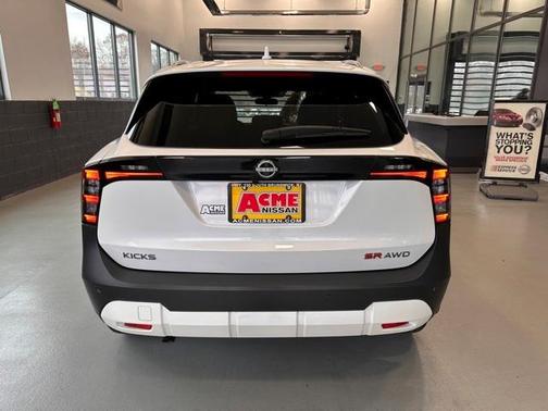 2025 Nissan Kicks SR