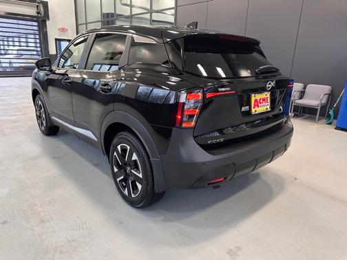 Super Black 2025 Nissan Kicks SV