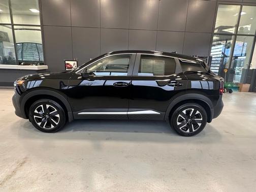 Super Black 2025 Nissan Kicks SV