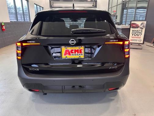 Super Black 2025 Nissan Kicks SV