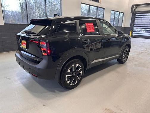 Super Black 2025 Nissan Kicks SV