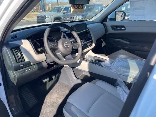 2025 Nissan Pathfinder SL