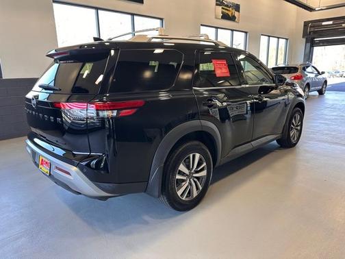 Super Black 2022 Nissan Pathfinder SL