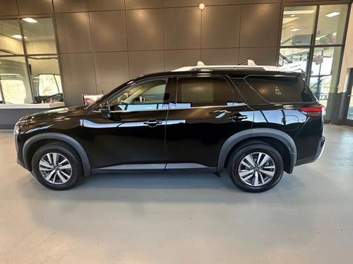 Super Black 2022 Nissan Pathfinder SL