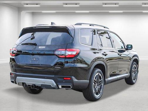 Crystal Black Pearl 2026 Honda Pilot Touring 8-Passenger