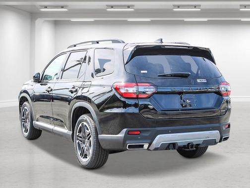 Crystal Black Pearl 2026 Honda Pilot Touring 8-Passenger