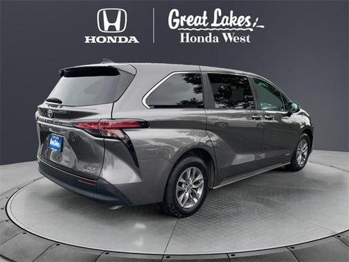 2021 Toyota Sienna XLE 8 Passenger