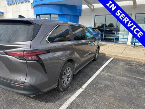 2021 Toyota Sienna XLE 8 Passenger